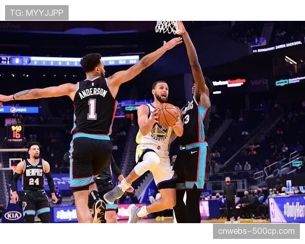 动态更新：勇士队科尔表示，收官战将重点演练针对持球核心的延迟包夹策略